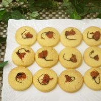 桜の塩漬けでもちっと春のパンケーキ