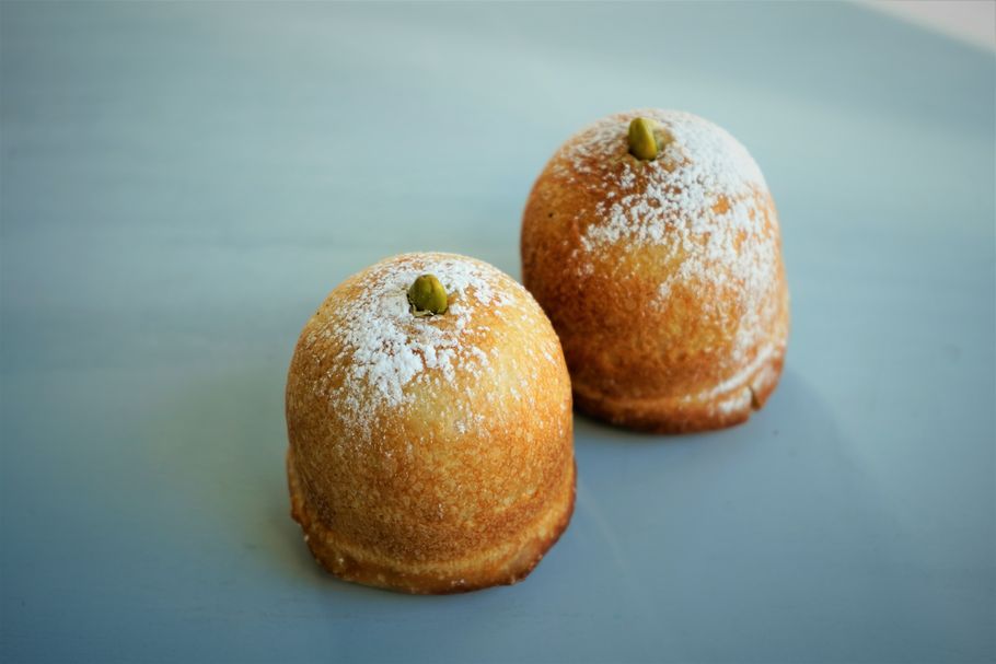 croque monsieur!!! ダコタン定番人気商品！ 4種のチーズとはちみつの クロックムッシュ。 ほんのり甘さのある柔らかな食パンにダコタン自家製ベシャメルソース、 ゴルゴンゾーラ、チェダーチーズなど 4種類のチーズをたっぷり トッピング。 オーブンでこんがりと