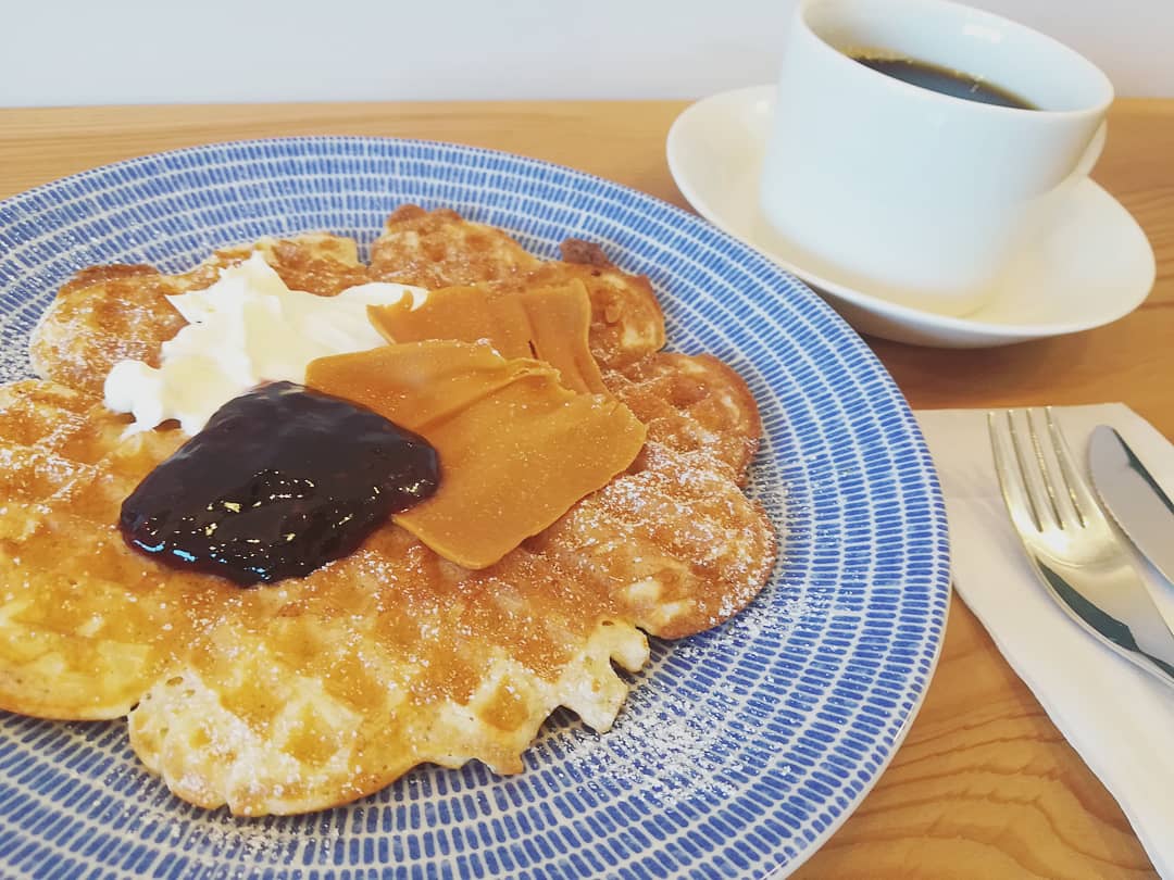 ノルウェーのブルーノスト伝統的なブラウンチーズとラズベリージャムのワッフル - ノルウェーのストックフォトや画像を多数ご用意 - ノルウェー, ワッフル,ハート型 - iStock