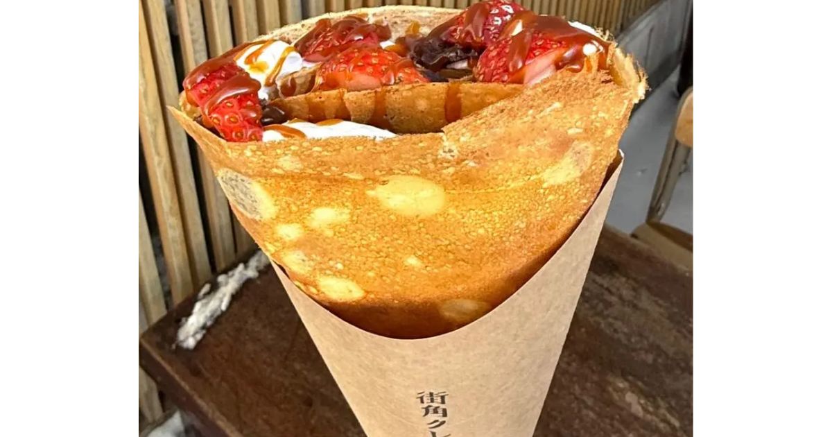 函館の人気店パリもち新食感クレープ「街角クレープ」にかぶりつく