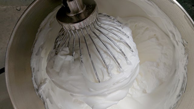 誰でも簡単にメレンゲが作れる裏技 ハンドミキサー不要の方法に「ふっわふわ」 – grapeグレイプ