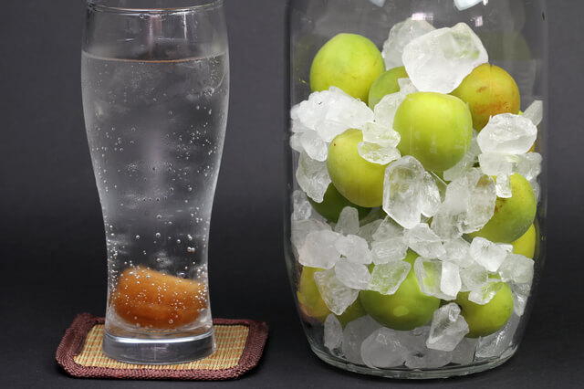 焼酎の梅干し割りのおいしい飲み方を紹介! 梅は潰す? 水割り、お湯割りなどの定番からアレンジテクまでたのしいお酒.jp