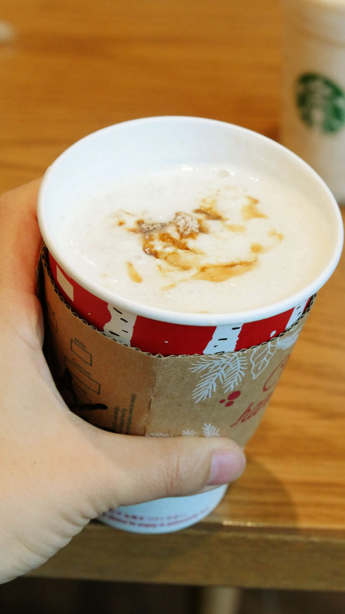 🍎アップルアーモンドチャイ🍎 久々のリピ！今回はシナモンも追加！ 『🍎果肉✖️アーモンド✖️キャラソ✖️ミルク多』 もはやアップルパイ🤤 .カスタム内容 アイス、トール ☑️ チャイティーラテ ☑️アーモンドミルクに変更 ☑️アップル果肉追加 ☑️キャラメル