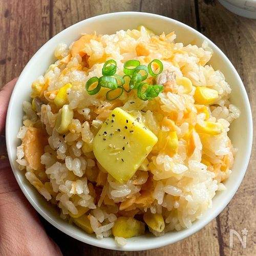 コーンと鮭の和風炊き込みご飯 材料を入れてスイッチを押すだけ!レシピオリーブオイルをひとまわし