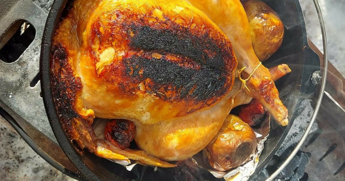 キャンプで骨付き肉を丸ごとガブッ!炭火で簡単ハニーローストチキン料理・レシピBE-PAL キャンプ、アウトドア、自然派生活の情報源ビーパル