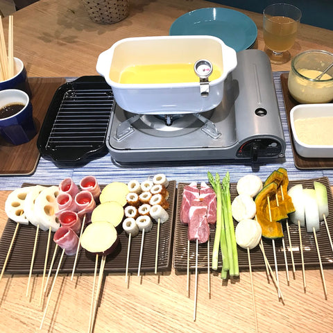 週末に串揚げパーティはいかがですか? 面倒な衣付けも!シーズニングボトルでバッター液を作ればとっても簡単です😊 そして!串揚げソースも、シーズニングボトルがピッタリなんですよ☝️家族なら2度付け禁止とは言わずにたっぷり付けちゃって下さい😆 お店みたいで