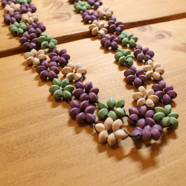 楽天市場 手作り ウッド 木製 ネックレス レディース 天然木 木 長さ調節可能 軽い 軽量 可愛い 大人可愛い アクセサリー 花 フラワーナチュラル ナチュラルファッション 女性 30代 40代 50代 60代 おしゃれ ハンドメイド イエロー パープル : 古布と染めの創作服 駿河屋