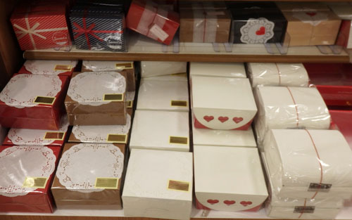 セリアの香水型ギフトボックスで、, リンドールチョコを可愛くラッピング🍫💝, なんのお菓子入れても可愛いし,お菓子食べ終わっても飾っておきたい🥹🫶, バレンタインのプチギフトにぴったり🎀 , 簡単なのに高見えするからおすすめ〜！,リンツのチョコは、楽天で購入したよー♡, 購入品・愛用品は楽天𝚛𝚘𝚘𝚖に載せてます！, 『 チョコ 』で検索してみてください🔍, ▸▸@___yt.room