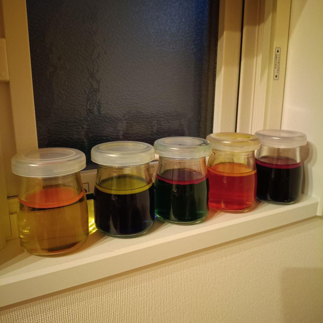 センサリーボトル 2色に分かれるバイカラーボトルの作り方です🤗 水には食用色素、オイルには油性の着色料を使用します。ベビーオイルが無色で使いやすいですが、サラダ油などでも代用できます！ 好きな色で是非作ってみて下さい✨snoezelenmultisensoryセンサリー