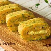 ＼5分で作れる！ , 『ふわふわ＆とろとろたまご丼』, ., 卵にマヨネーズを加えるだけで、ふわふわのたまご丼ができあがり！,味つけはマヨネーズとめんつゆだけ！シンプルな味わいながらも、コクとうま味が加わり、ごはんがすすみます。, .,材料1人前, ごはん 150g, 卵 Mサイズ 2個, キユーピー マヨネーズ大さじ1,