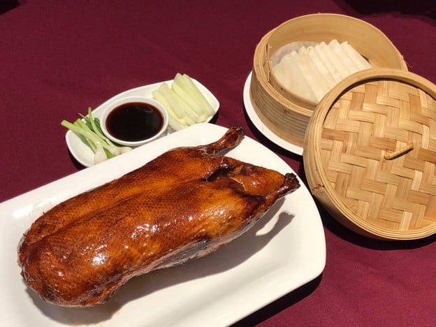 😋ชวนทานเป็ดปักกิ่ง สูตรปักกิ่งแท้ ๆ ที่ “North Palace”เป็นร้านอาหารที่ตั้งอยู่ใน Londoner Macao ให้บริการอาหารจีนแท้จากภาคเหนือจานเด่นขึ้นชื่อมีทั้งแกะทั้งตัวย่างออร์แกนิก และเป็ดปักกิ่งที่ทำใหม่สดปรุงในครัวแบบเปิด การตกแต่งของร้านอาหารได้รับแรง