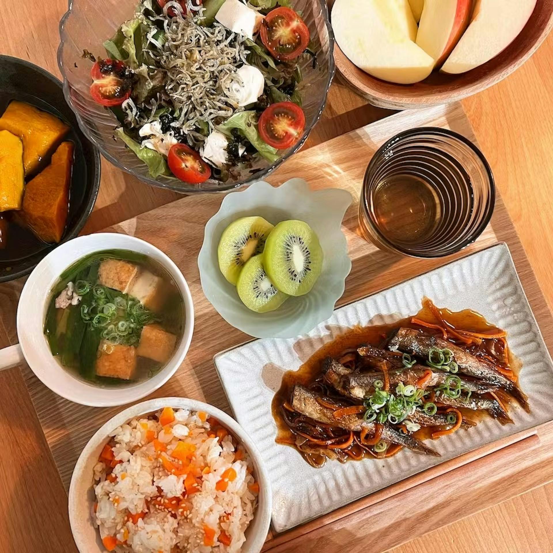 昨日の 夜ご飯 ＊オムライス ＊野菜たっぷりスープ ＊野菜サラダ ＊スペアリブ煮込み→週末の残りおかず ＊ブロッコリーとクリームチーズのおかか和え＊フルーツのせヨーグルト オムライスのライスは、ベーコン、玉ねぎ、人参、コーン入りのバターライス。 全て半端に