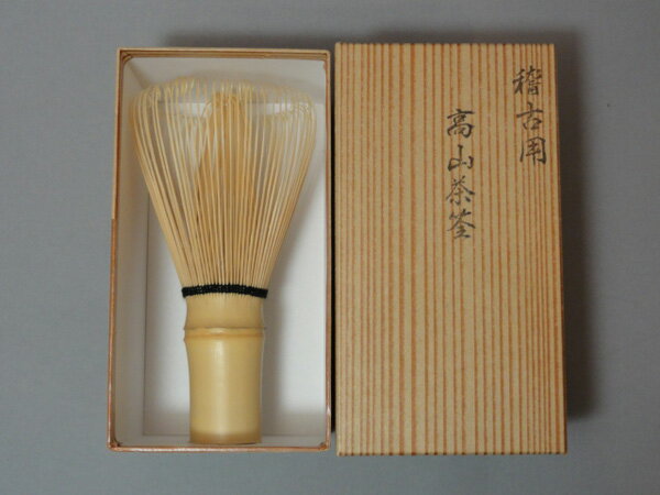 家で抹茶🍵点てたくて探してた茶筅。100均から1万円近くまであって迷ってたけど、結局2,400円くらいのをデパートで購入。 抹茶1,300円ちょっと＋ 茶筅2,400円で合計3,700円。趣味としては手軽で良いのでは😏✨ 残るは茶碗