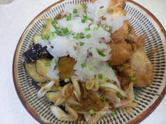 家事ヤロウ 鶏ひき肉の親子丼の作り方。和田明日香さんの絶対失敗しない飯 - AIlicious Kitchen