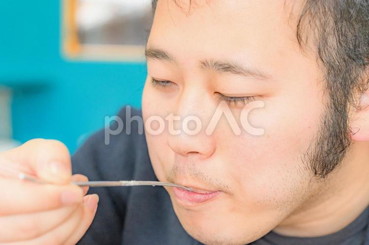 スプーン 食べるの写真素材 - PIXTA