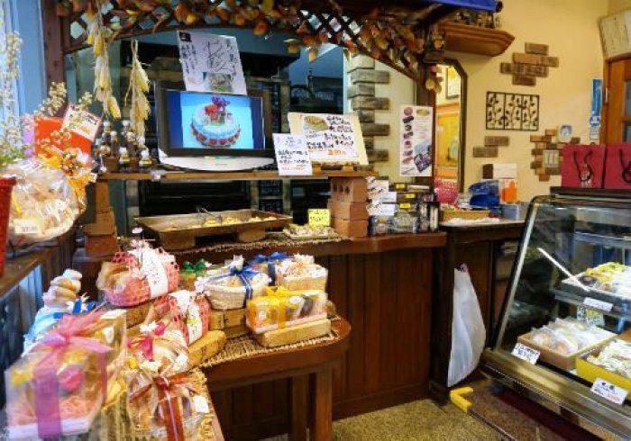 こんにちは, 君津市の菓子工房青い鳥です, 10時開店から桃太郎ばかり作っています,とにかく間に合いません。作ったなぁとショーケースに並べるとすぐに売れちゃいます, まだまだ作ってがんばります 南房総の旅洋菓子工房青い鳥スイーツ好きな人とつながりたい君津市のスイーツ店千葉県君津市桃太郎ご来店お待ちしています