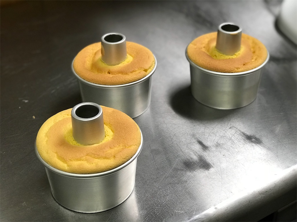 シフォンケーキ 型サイズ別分量早見表—————————————レシピやお菓子作りの小ネタ公開！ストーリーズで人気商品の紹介も✨ここからCHECK！⇒ @temmashiki ————————————— 持っている シフォン型に合うレシピを探すのが大変と思っていた方必見。 分量早見表でいつでも作り