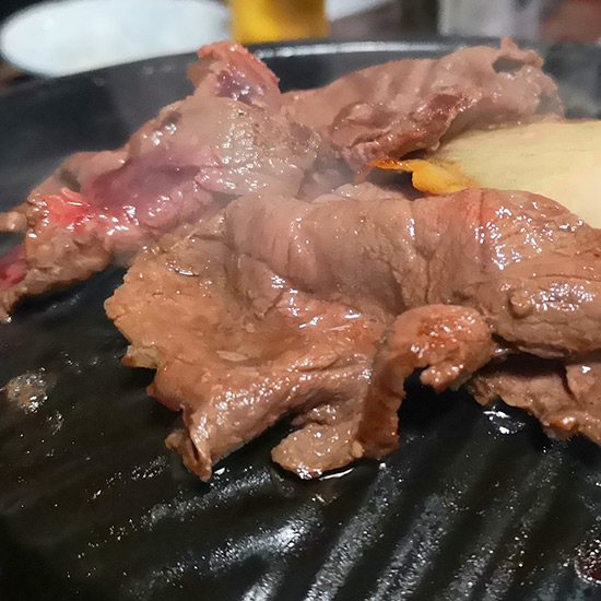 フライパンで楽しむ鹿肉ステーキ!美味しくなる焼き方と柔らかく仕上げるコツ – クーベル