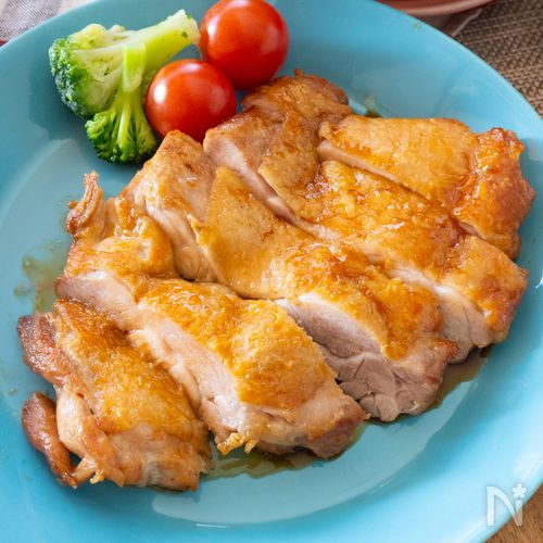 究極のパリパリチキン』 ① 鶏もも肉の両面に塩を振る ② 冷たいフライパンに油小さじ 1 を入れ、皮を下にして入れる ③お肉の上にクッキングシートをかぶせ、その上に水の入った重さのある鍋を置く ④ 弱火で 10 分間放置する ⑤ ひっくり返し、さらに 3 分ほど焼く ⑥