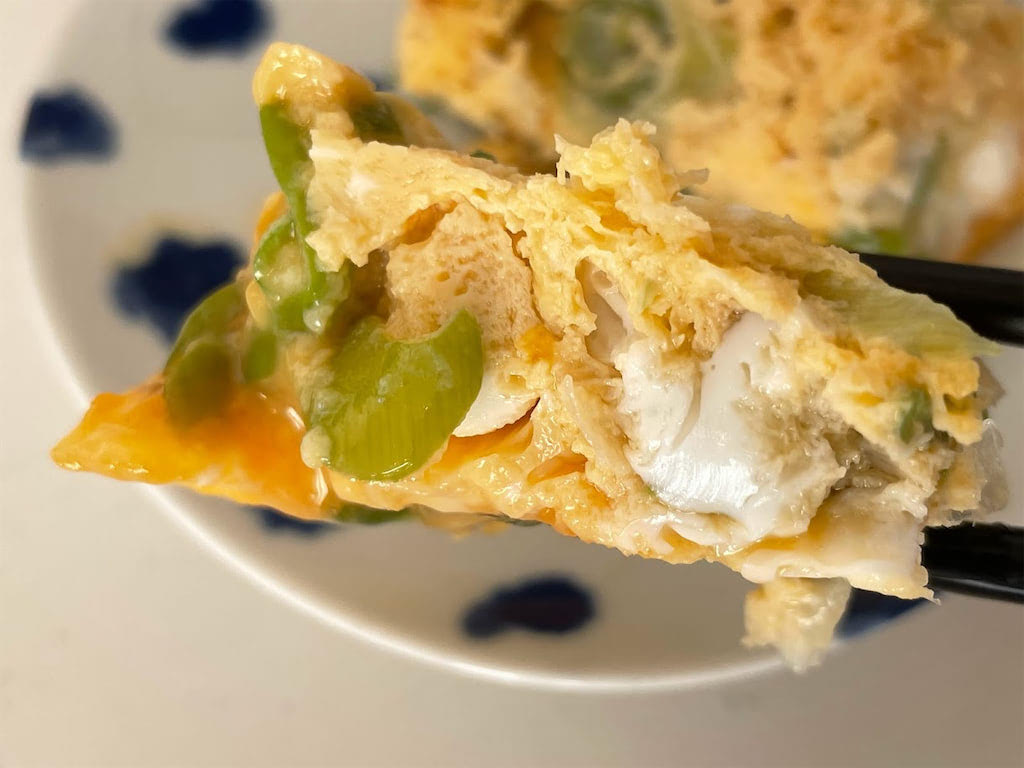 鮭マヨ卵焼き』 ① ボウルに卵３個を割り入れる ② 鮭マヨ・白だし小さじ1 2を加え、よくかき混ぜる ※卵液を３回に分けて焼いていく ③ 卵焼き器を弱火にかけ、油をひいてキッチンペーパーでのばす④ 卵液の1 3を流し込み、満遍なく広げる ⑤ 卵液の表面が固まってきたら