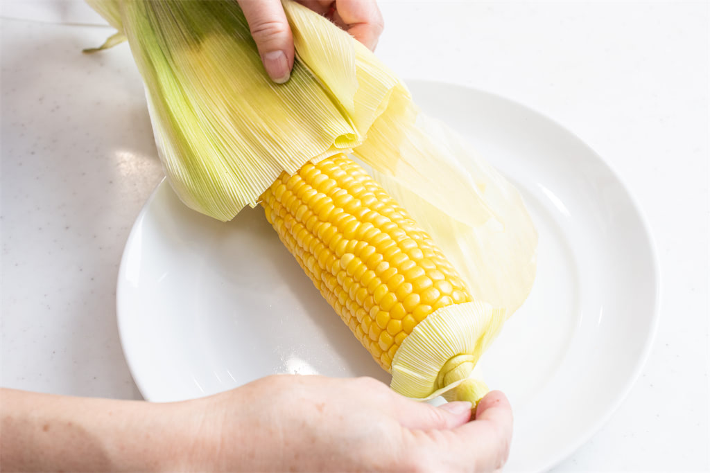 レンジで簡単！とうもろこしの皮剥きテクニック🌽