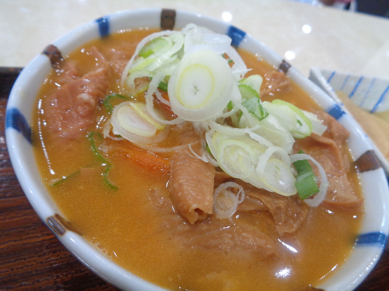 とろもつ 大正屋@所沢市 とろもつ煮定食 中盛り ご飯大盛り 人気なもつ煮専門店🤗 もつ煮中のご飯大盛りね😂 もつ煮の中盛り以上はご飯大盛りサービス😊もつ煮は看板に偽り無しのとろもつでうまャイッ‼️ 箸で掴むとめっちゃ柔らか😍 まろやかな味噌味がしっかり染みてる