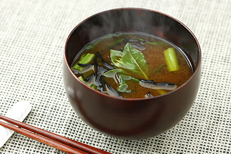 野菜たっぷり具沢山！赤味噌で作るコク旨豆乳味噌汁のレシピ