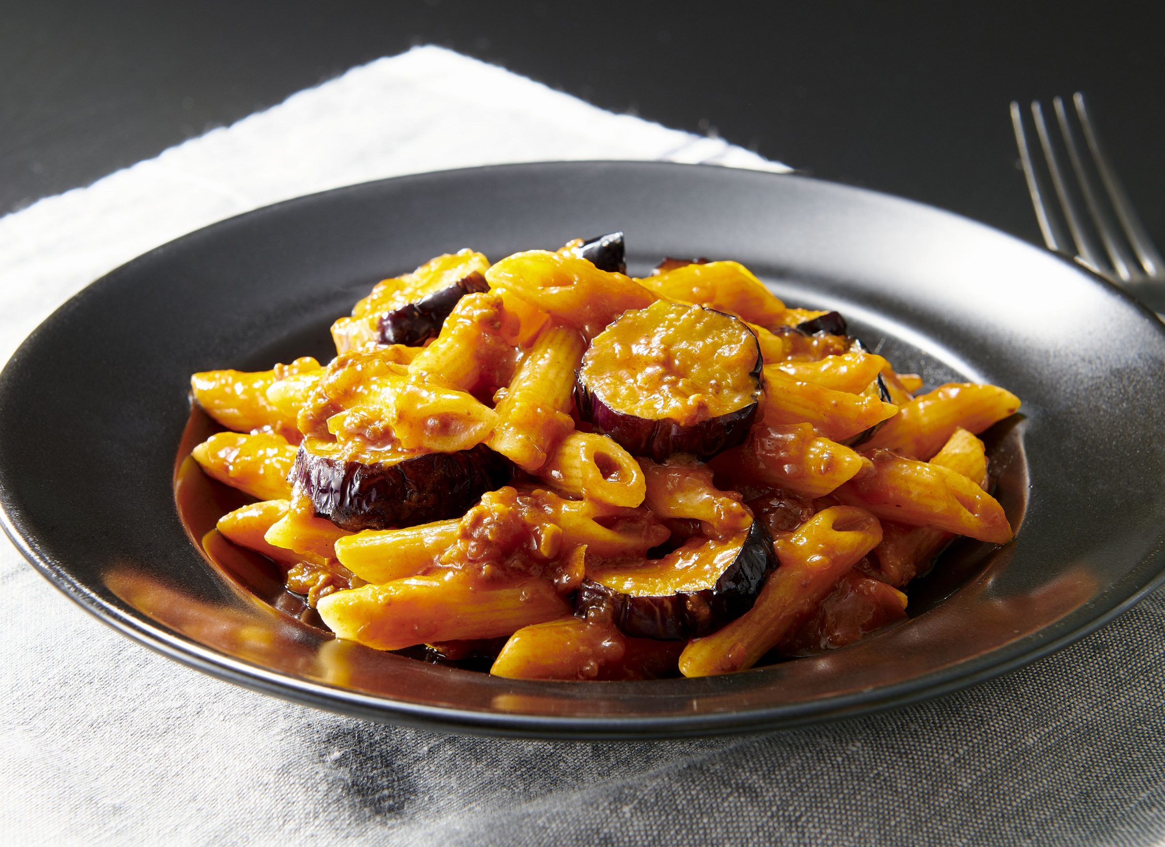 なすとクリーミーボロネーゼのペンネレシピ創味食品