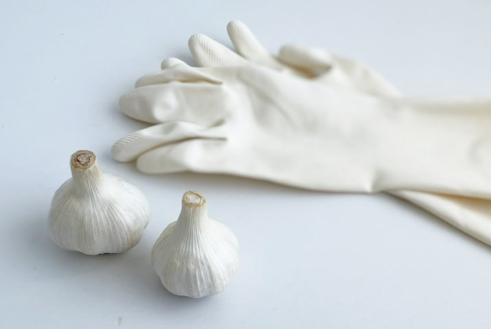 こんなに簡単だったの!?ニンニクの皮をスルッとむく裏ワザサンキュ