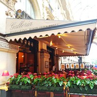 ミラノ滞在の朝カフェで絶対一回は行くガレリアのCRACCO ホテルもこのエリアが多くテラス席からの眺めが好きだから。向かいにマルケージがあります🤣コーヒーはLavazzaでちょっと苦手です。craccocraccoingalleriabombolonecafemilanoミラノ朝カフェ