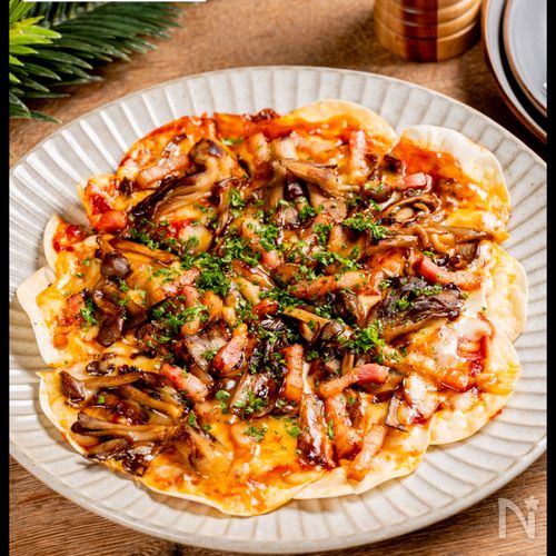 3種のキノコとクルミのピザ