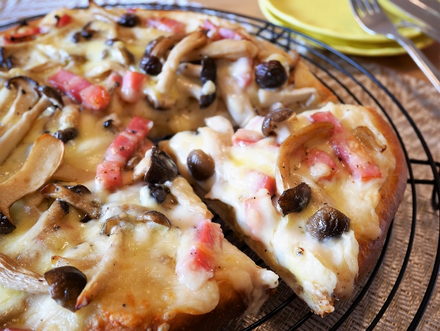 サラミとキノコのピザ