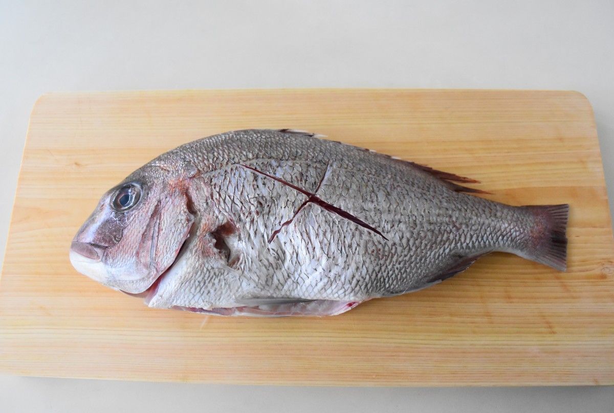 294『尾頭つきの鯛のオーブン焼き』 卒業や入学など、春のお祝いにぴったりのメニューです🌸 ♪♪♪もうすぐ春ですねぇ♪♪♪皆さんは、すぐ答えられましたか？🤭 👇 レシピ動画は @chef_mikuniのプロフィールのリンクより、Youtubeチャンネルをご覧ください！つくれ