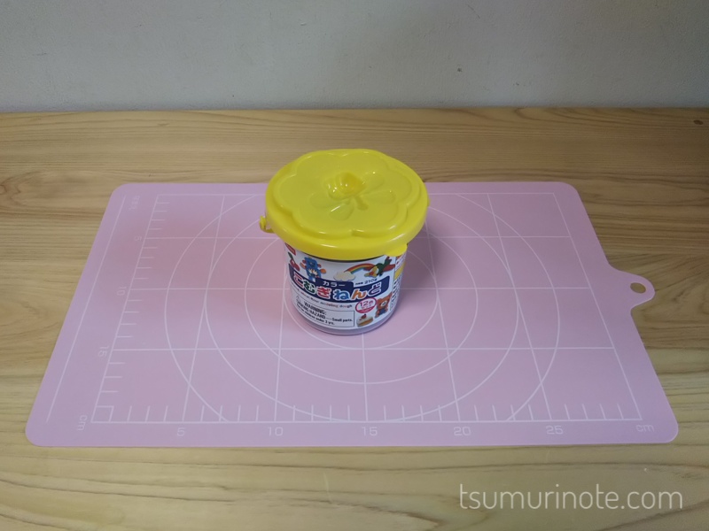 ダイソーのこむぎねんどキジとら