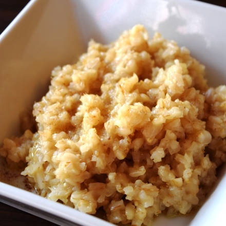 トルコ料理、ステーキと野菜を添えた小麦のお粥。ケシケキPremium写真