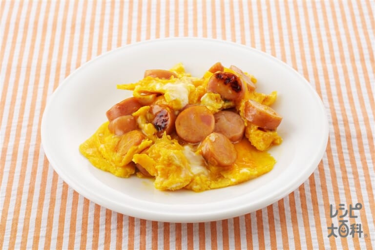 じゃがいもとウインナーを卵でとじた究極の逸品！ フライパンで炒めて卵を流すだけ5分で完成！ ごはんにもお酒にも合う最高の料理をぜひ！絶対にハマるたまごとじジャーマンポテト◆材料 1〜2人前・じゃがいも 200g ・卵 2個 ・ウインナー 3本 ななめ切り・めんつゆ 2倍濃縮小さじ1 ・オリーブオイル 小さじ1 ・にんにくチューブ 2cm ・塩 小さじ1 3 ・黒パセリ 適量