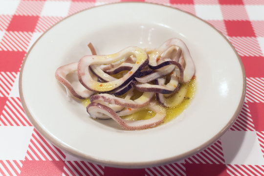 サイゼリヤのコスパ最強おつまみ「真イカのパプリカソース」が終売へ イカ漁獲高の激減が影響ねとらぼ