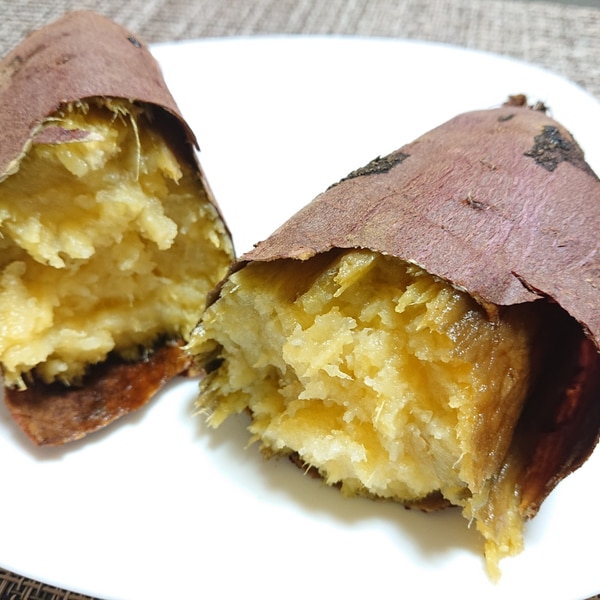 今回は @chihaya__gohan さんの投稿をご紹介！, 失敗させないコツ❗️, ⁡, 何もしない,ねっとり蜜が溢れる焼き芋が出来ました, これは、「極上」と言っていいと思う, ⁡, わたしの目指す焼き芋レシピは, 手間を最小限に、ほったらかしで,どんなさつまいもでも失敗なしで, ねっとり蜜が溢れる焼き芋, ⁡, ✔️下準備は洗うのみ, ✔️アルミホイルは巻かない,