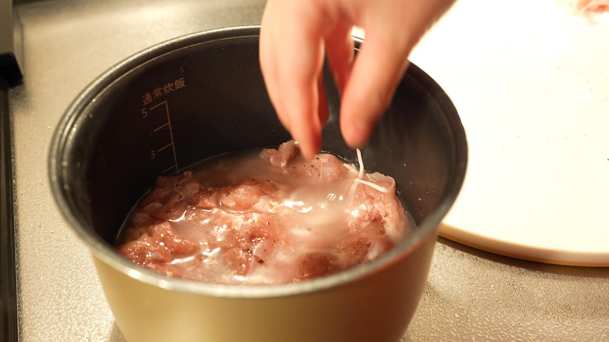 ネギ味噌だれカオマンガイナンプラー不要！炊飯器に入れてスイッチを押すだけで完成！サラダを添えれば、お店に出てくるようなワンプレートのできあがりです🌱酸味とコクのあるネギ味噌だれは、蒸し鶏や蒸し野菜にかけても美味しいです❁ ♪ ♪ □詳しい