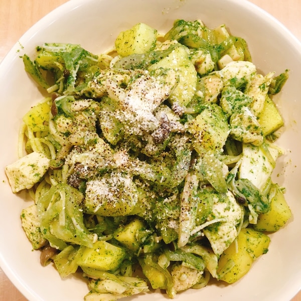 ジェノベーゼとサラダチキンのトマトサラダ塩麹全粒粉パスタ紅桃茶