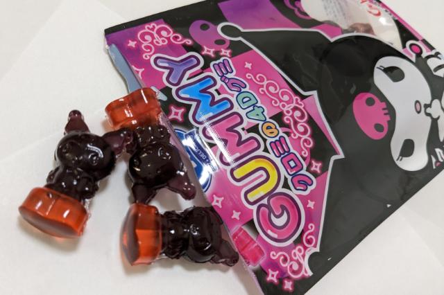 サンリオクロミちゃんの4Dグミ!キャラメルコーンいちごなかよしシールグミ食玩刺繍缶バッジ