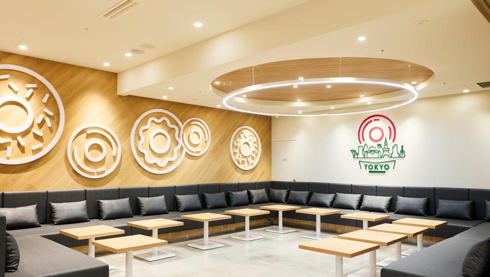 国内最大の旗艦店「クリスピー・クリーム・ドーナツ 東京国際フォーラム店」が誕生!ここだけの新感覚メニューやオリジナルグッズもるるぶ&more