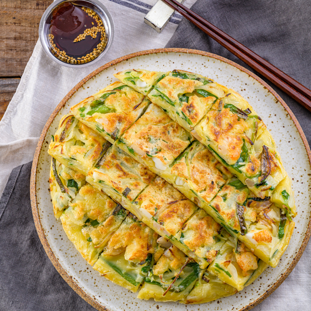 余ったそうめんで作れる！もちもちそうめんチヂミの作り方をご紹介します！！ ⟡.· ⎯⎯⎯⎯⎯⎯⎯⎯⎯⎯⎯⎯ ⟡.· 材料 2人前 ・そうめん 200g・ニラ 1 2束 ・玉ねぎ 1 2個 ・豚バラ肉 3枚 ・片栗粉 大さじ3 ・鶏ガラ 小さじ1 2 ・水 大さじ1 ・ごま油 大さじ1 たれ