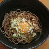暑い日には, 熱い中華そばを, 冷たい生卵につけて食べる, 玉子つけメニューがオススメ裏メニュー, 明日昼は対応します,味玉子の食券を買って、生卵で、とお申し付けください, しばらく休んでた店主, 明日昼は珍しい、店主、女将がお店に立ちます