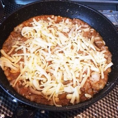 面倒なドリアがフライパン１つで！材料を切って入れるだけの簡単レシピです！ 🍽一発ドリア ◇材料◇ 2人分 米 1合 しめじ 1 2房 ベーコン3～4枚 生クリーム 100cc 牛乳 250cc 白だし 小さじ1 パスタソース 1 3 とろけるチーズ 適量 ◇作り方◇ ①米は洗って研いでおく