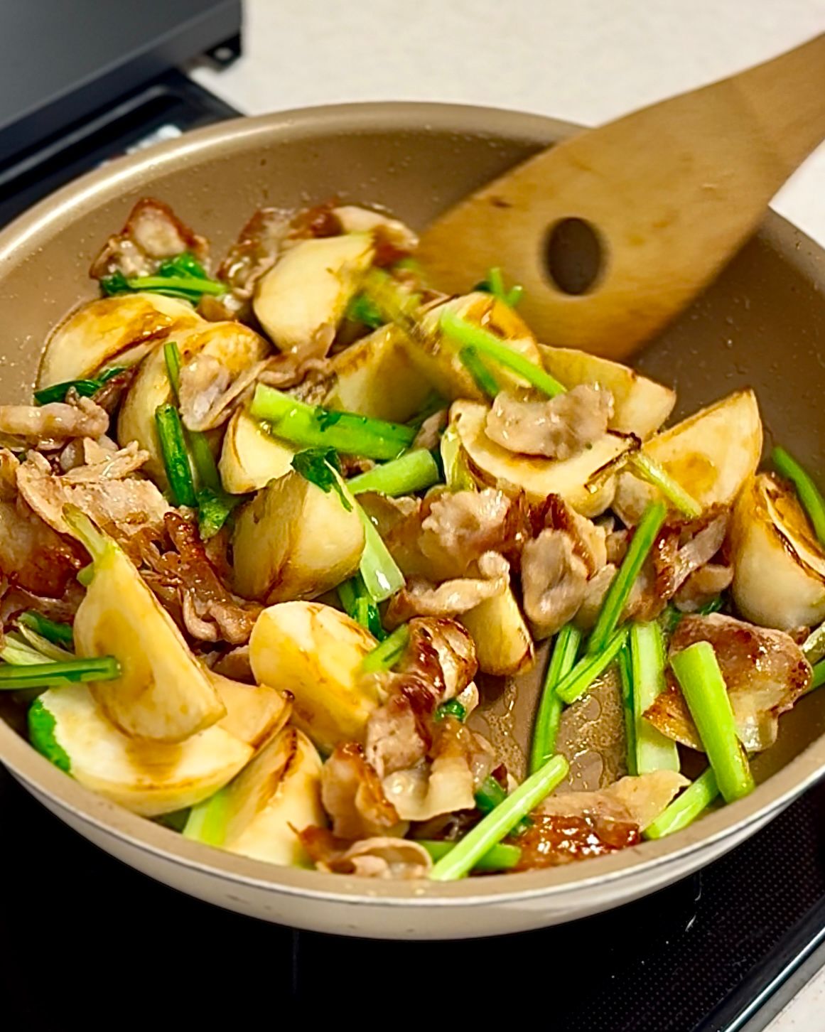 ごはんがすすむ♩豚バラ肉とかぶのうま塩炒め