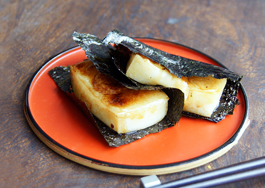しょうゆが香ばしい 揚げ餅磯辺焼き風