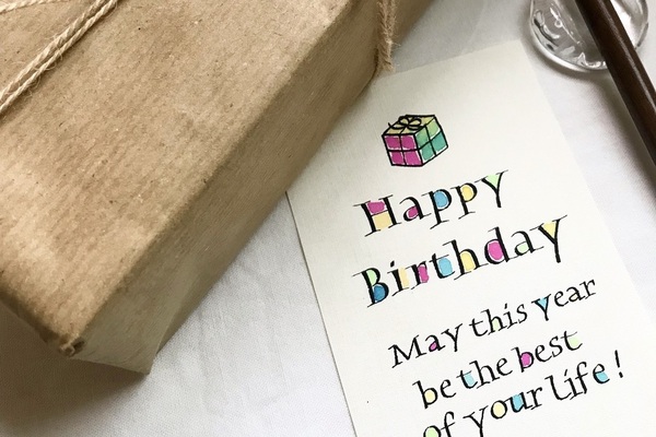 予約して訪れたお店。 テーブルの上にこんな可愛いメッセージカードが置いてあった。 スマホやパソコンで整った文字に見慣れてる今、こうした手書きの文字は新鮮で嬉しかった。もはやこのカードがおもてなしそのも文子ふみこ