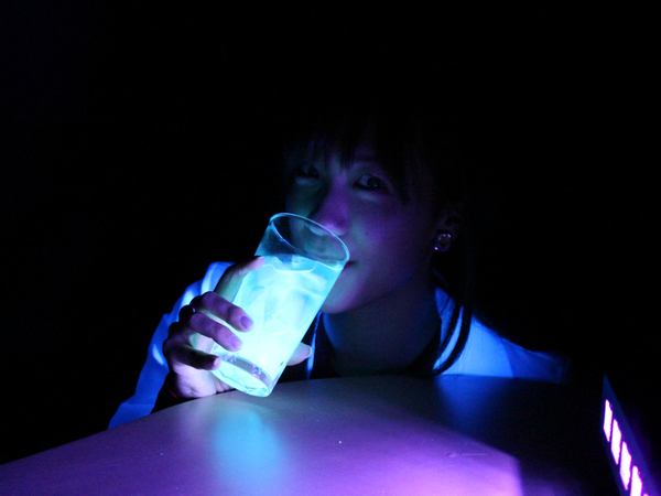 自由研究向け ブラックライトで飲み物が光る? - VCPteam's blog