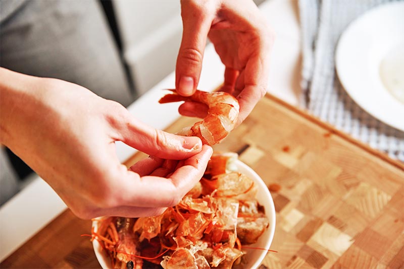 冷凍エビの下処理